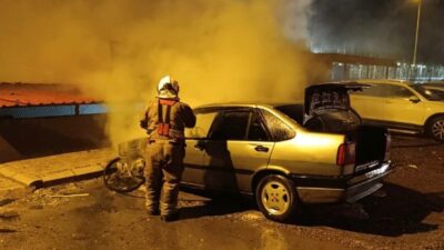 Hatay’da park halindeyken motor kısmı alevlere teslim olan otomobilde çıkan