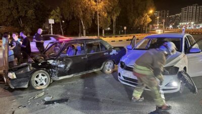 Hatay’ın İskenderun ilçesinde 2 otomobilin çarpışmasıyla yaşanan kazada 1 kişi