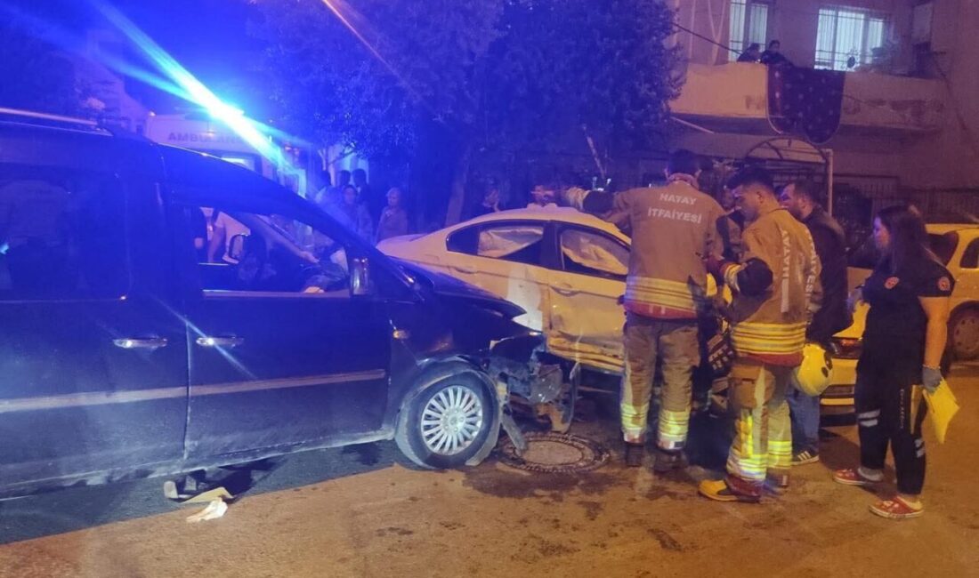 Hatay’ın İskenderun ilçesinde otomobil ve hafif ticari aracın çarpışmasıyla yaşanan