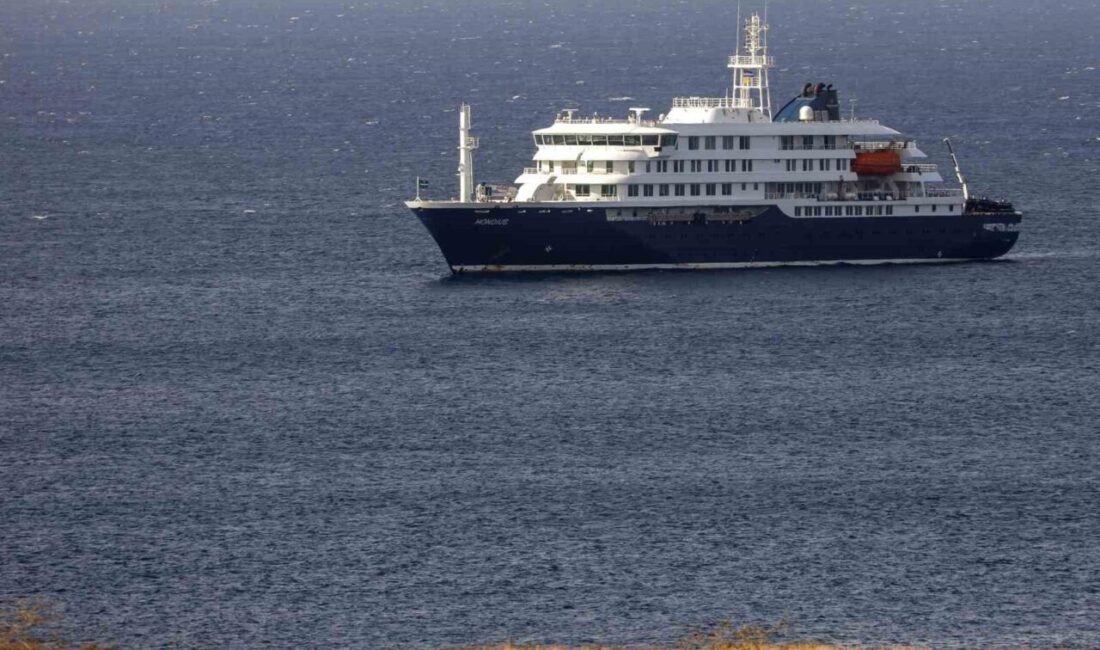 İspanya, hantavirüsü tespit edilen Yeşil Burun Adaları açıklarında demirli bulunan