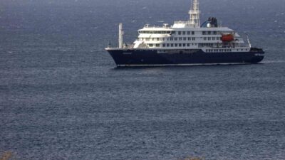 İspanya, hantavirüsü tespit edilen Yeşil Burun Adaları açıklarında demirli bulunan