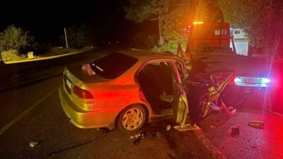 Isparta’nın Eğirdir ilçesinde kontrolden çıkan otomobilin yol kenarında park halinde