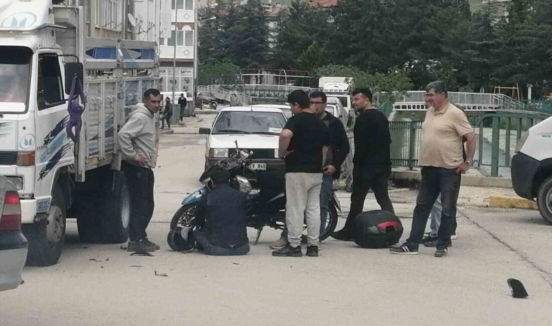 Isparta’nın Yalvaç ilçesinde motosiklet ile kamyonetin çarpışması sonucu meydana gelen