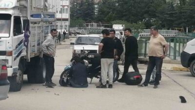 Isparta’nın Yalvaç ilçesinde motosiklet ile kamyonetin çarpışması sonucu meydana gelen