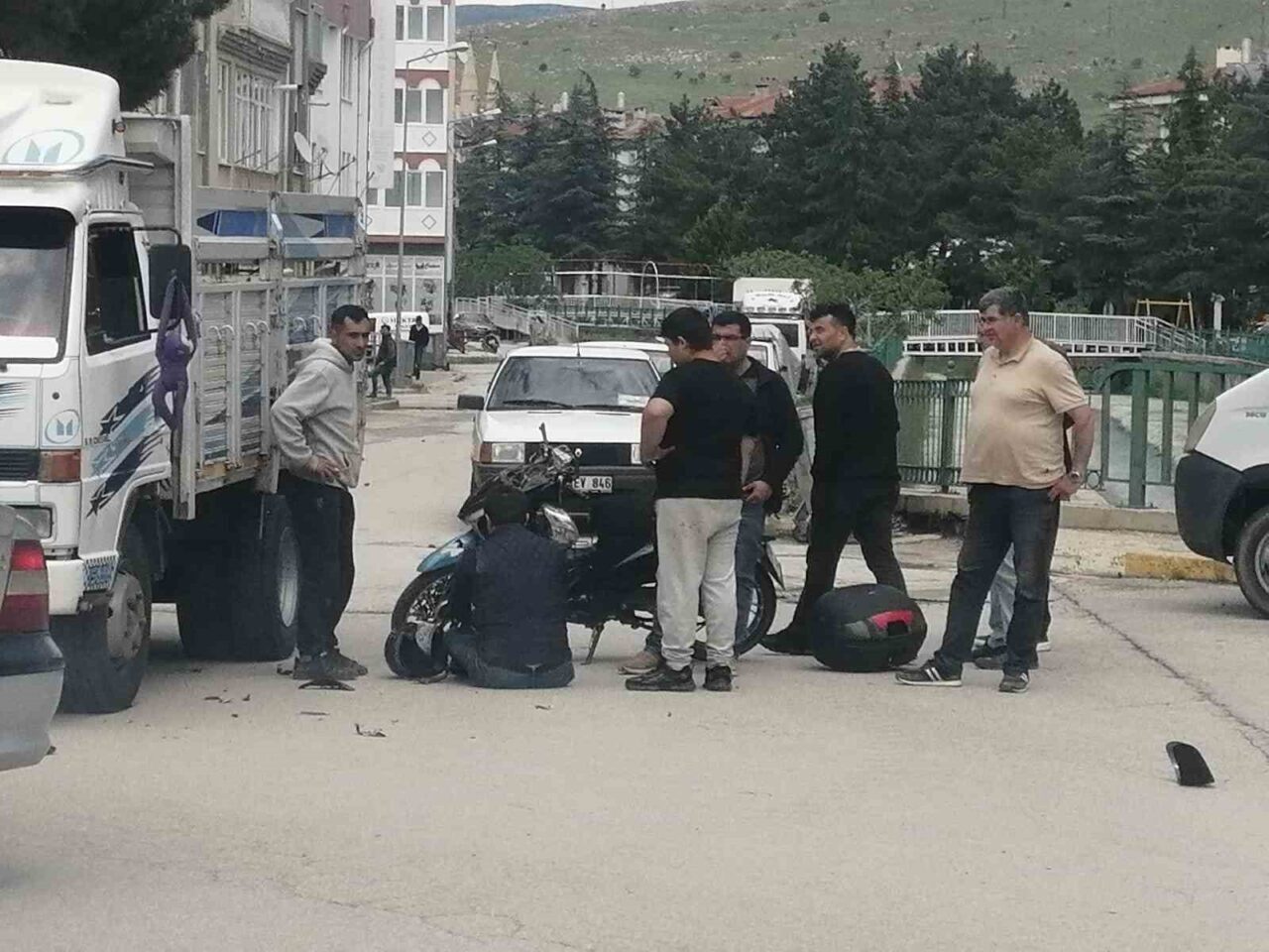 Isparta’nın Yalvaç ilçesinde motosiklet ile kamyonetin çarpışması sonucu meydana gelen