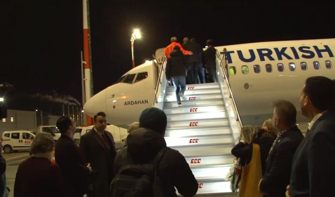 İsrail tarafından alıkonulan Küresel Sumud Filosu katılımcılarını Girit’ten Türkiye’ye getiren