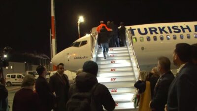 İsrail tarafından alıkonulan Küresel Sumud Filosu katılımcılarını Girit’ten Türkiye’ye getiren