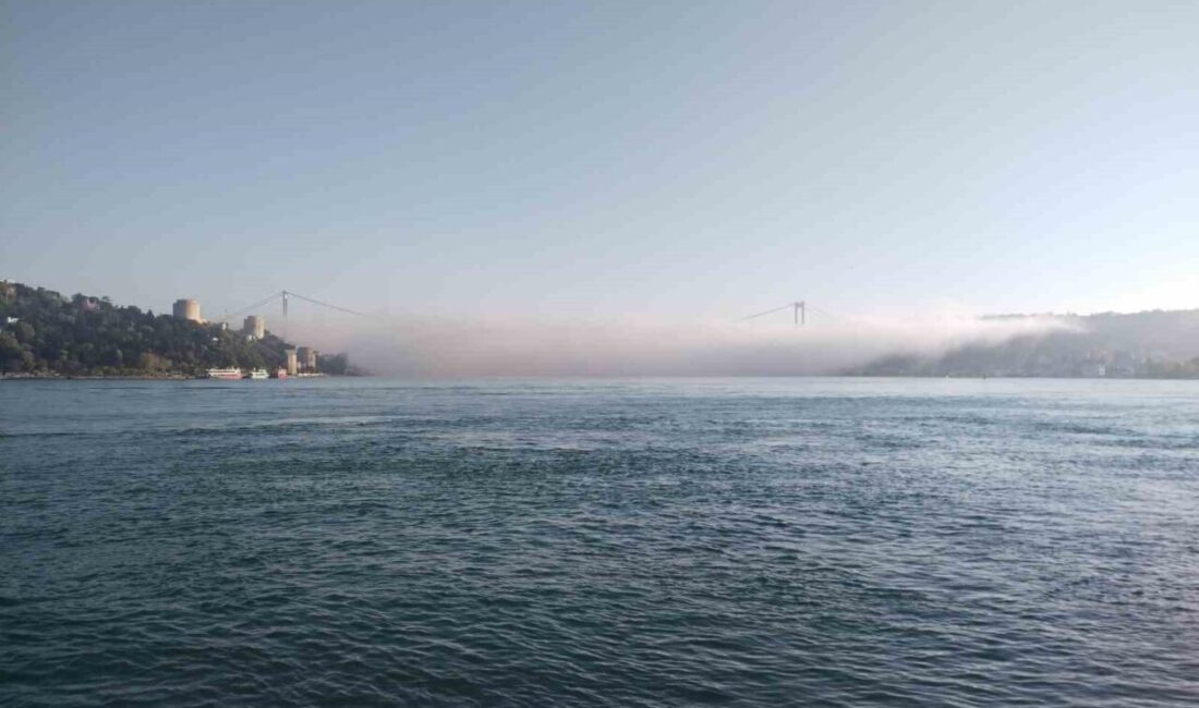 İstanbul Boğazı’nda sabah saatlerinde etkisini gösteren yoğun sis, kentin simge