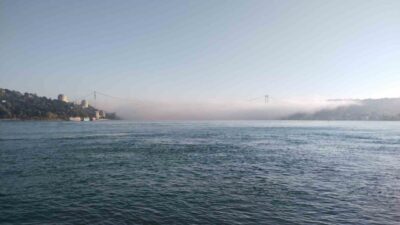 İstanbul Boğazı’nda sabah saatlerinde etkisini gösteren yoğun sis, kentin simge