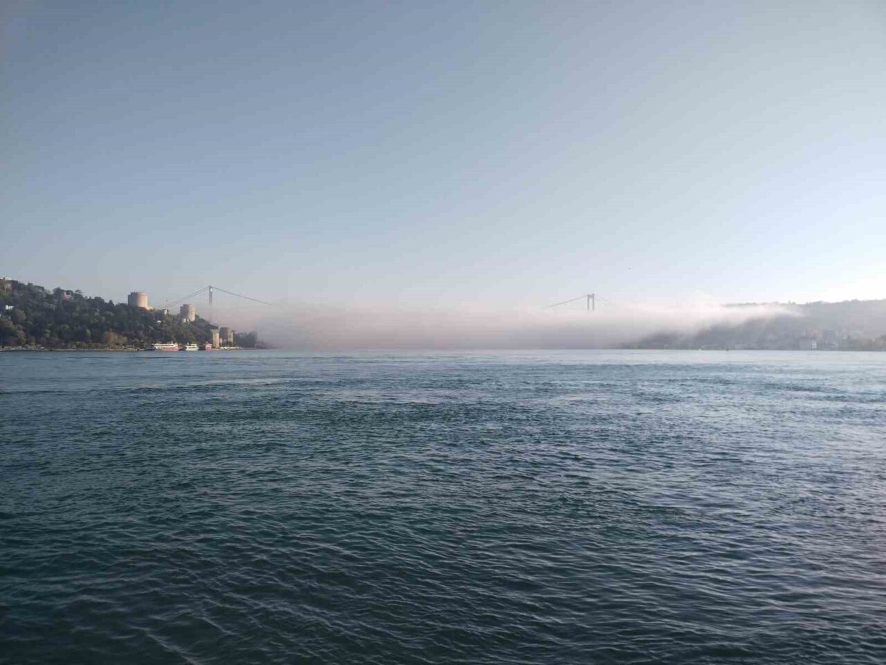 İstanbul Boğazı’nda sabah saatlerinde etkisini gösteren yoğun sis, kentin simge