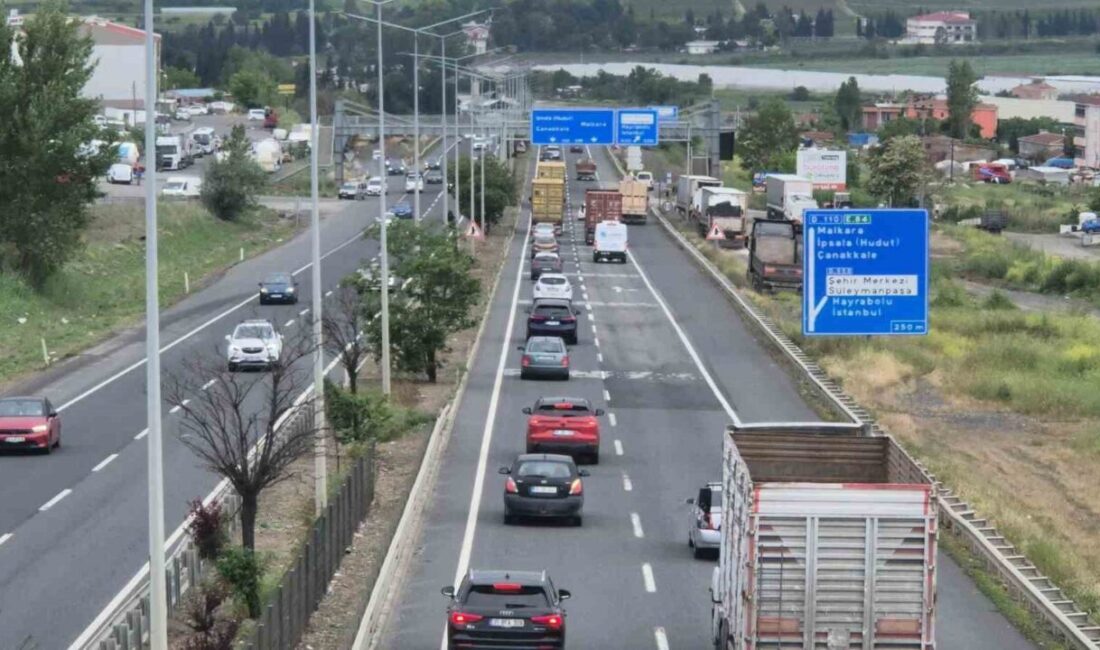 Kurban Bayramı tatili nedeniyle İstanbul-Tekirdağ karayolunda araç yoğunluğu oluşurken, ekipler