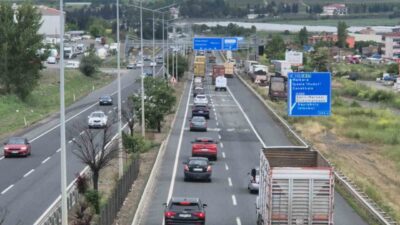 Kurban Bayramı tatili nedeniyle İstanbul-Tekirdağ karayolunda araç yoğunluğu oluşurken, ekipler
