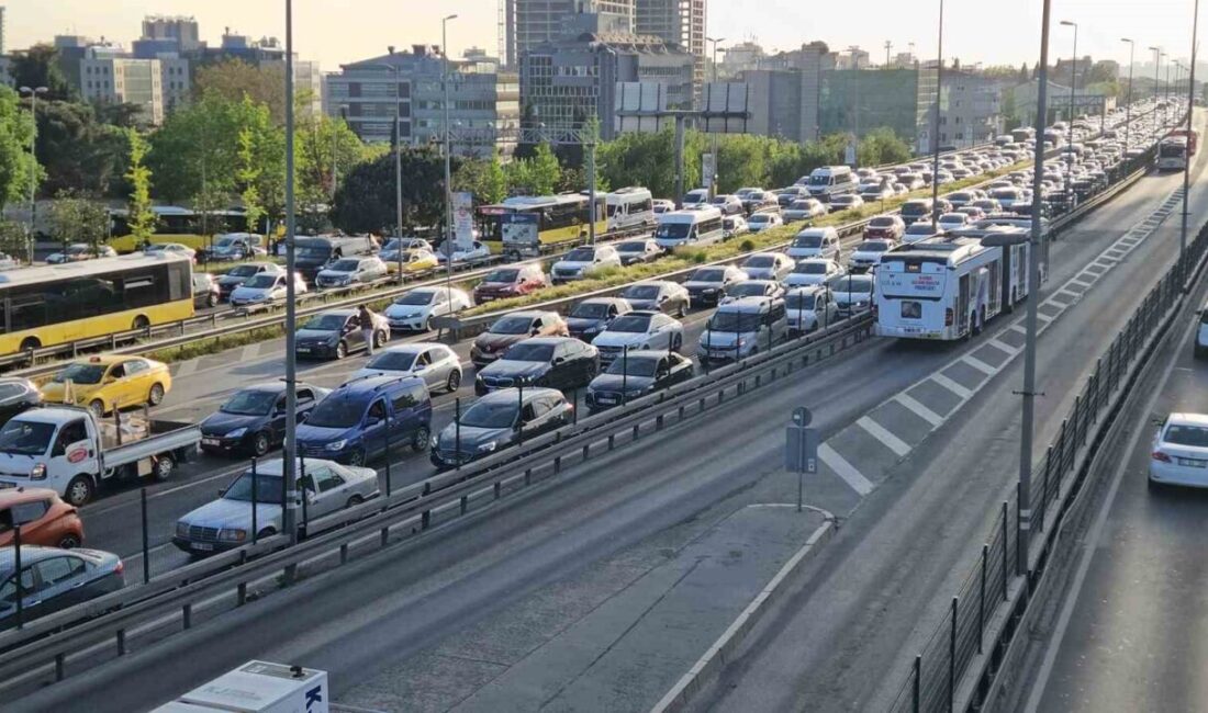İstanbul’da akşam iş çıkış saatlerinde trafik yoğunluğu yüzde 78’e ulaştı.
