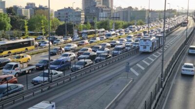 İstanbul’da akşam iş çıkış saatlerinde trafik yoğunluğu yüzde 78’e ulaştı.