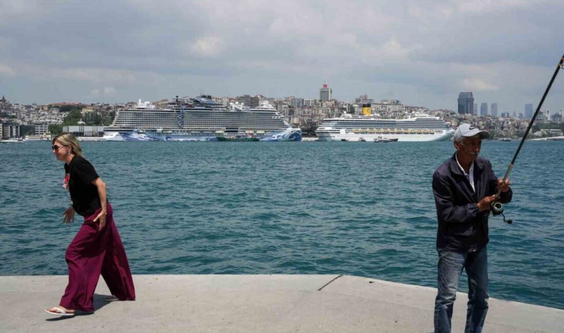 İstanbul’da Galataport ve Sarayburnu Limanı’na aynı anda yanaşan dev kruvaziyer