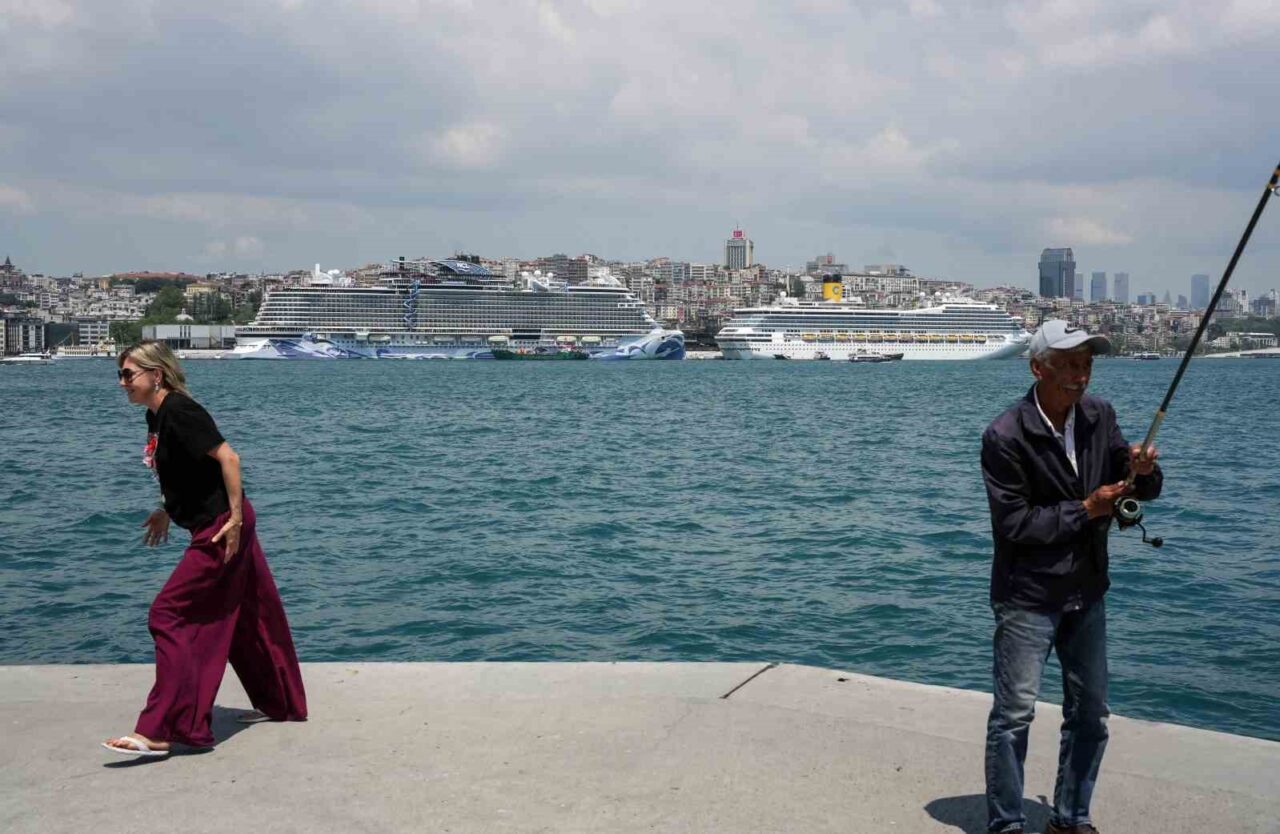 İstanbul’da Galataport ve Sarayburnu Limanı’na aynı anda yanaşan dev kruvaziyer