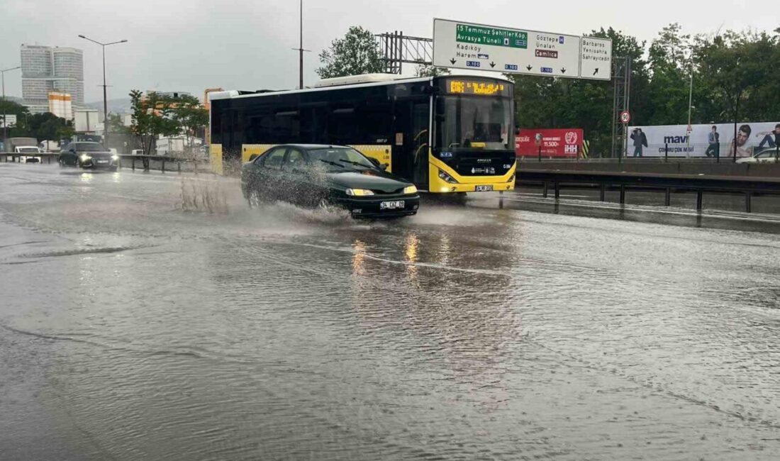 İstanbul’da aniden bastıran sağanak yağış hayatı felç etti. Cadde ve