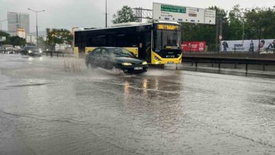 İstanbul’da aniden bastıran sağanak yağış hayatı felç etti. Cadde ve