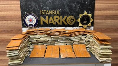 İstanbul’un Bağcılar ilçesinde bir kamyonete düzenlenen operasyonda, eşyaların tabanına gizlenmiş