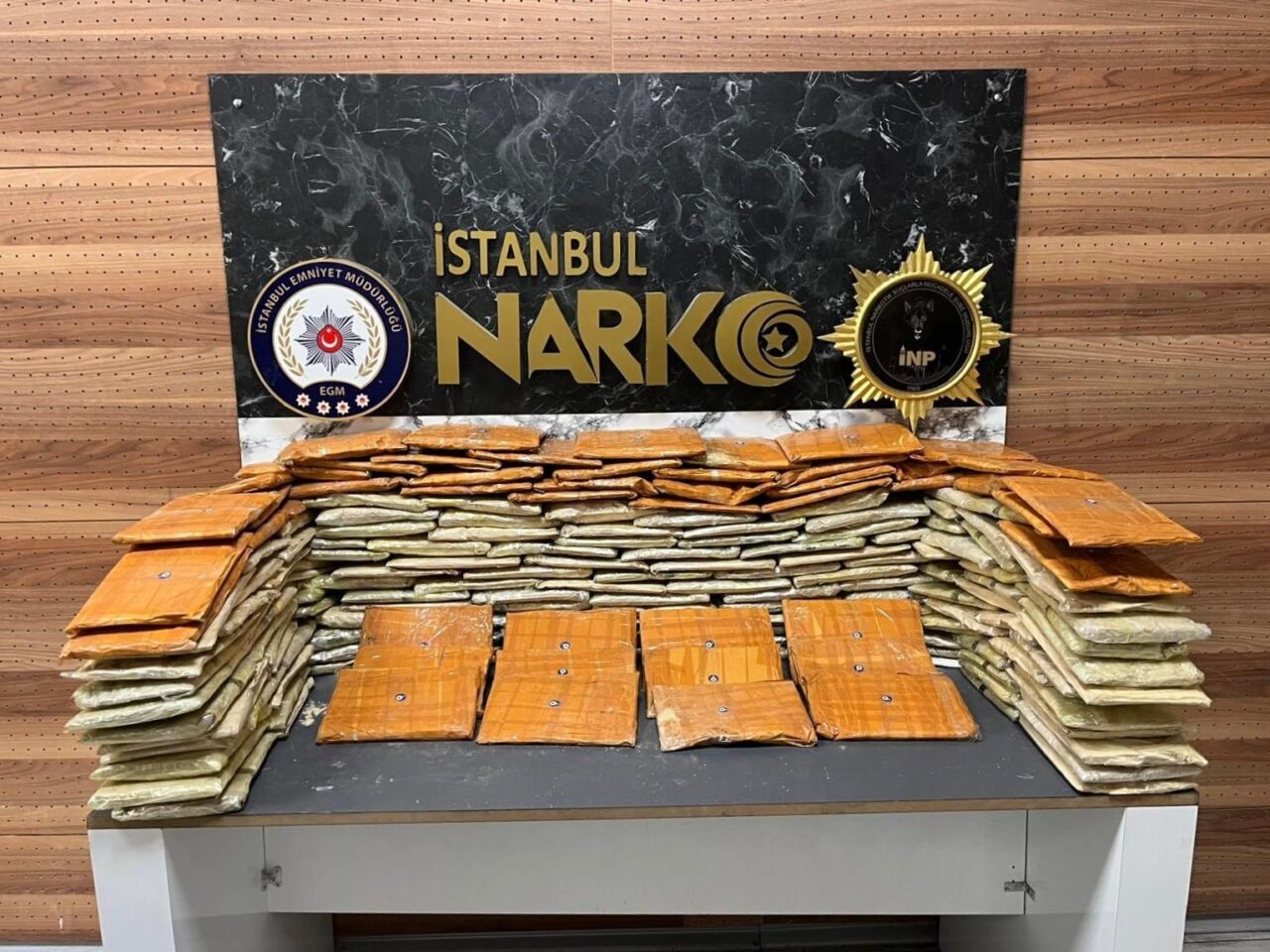 İstanbul’un Bağcılar ilçesinde bir kamyonete düzenlenen operasyonda, eşyaların tabanına gizlenmiş
