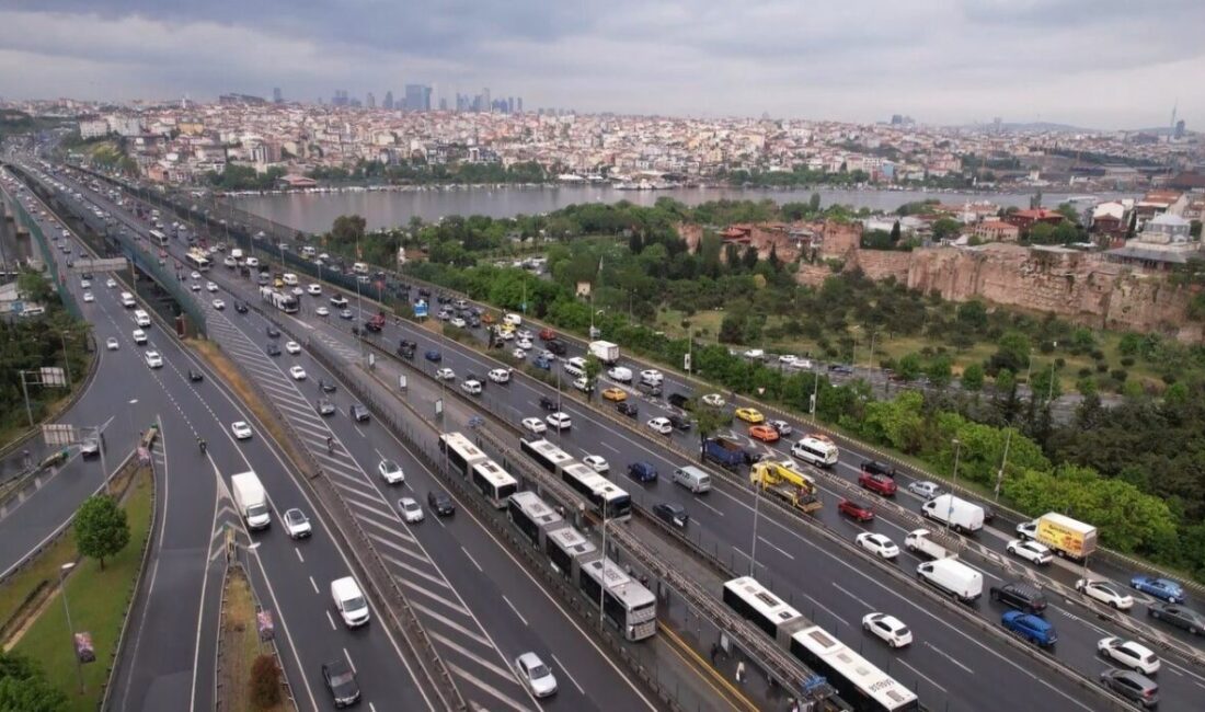 İstanbul’da uyarıların ardından beklenen sağanak yağış aralıklarla etkili oluyor. Etkili