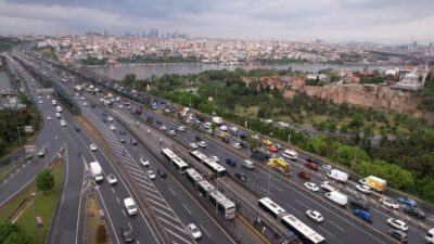 İstanbul’da uyarıların ardından beklenen sağanak yağış aralıklarla etkili oluyor. Etkili
