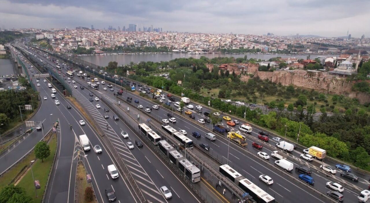 İstanbul’da uyarıların ardından beklenen sağanak yağış aralıklarla etkili oluyor. Etkili