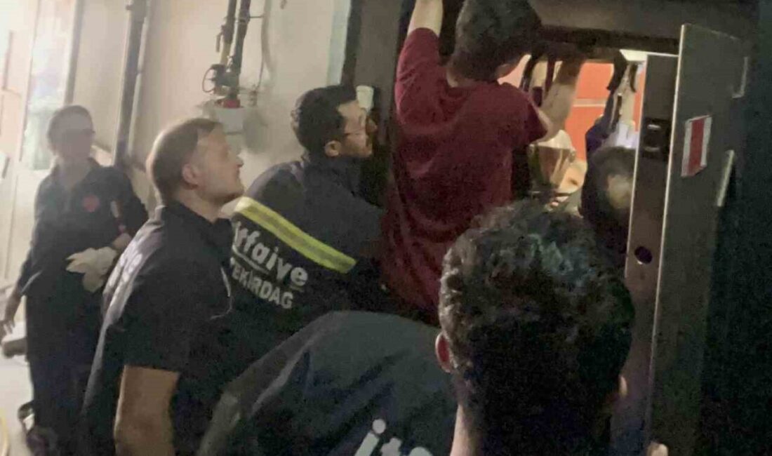 Tekirdağ’ın Çorlu ilçesinde kolunun asansöre sıkışması sonucu acı çeken gencin