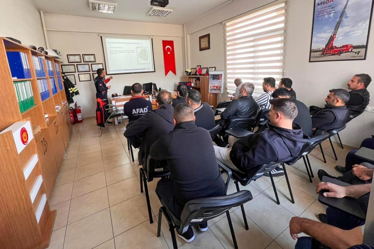 Erzincan Belediyesi İtfaiye Müdürlüğü personeline yönelik eğitim programlarının devam ettiği