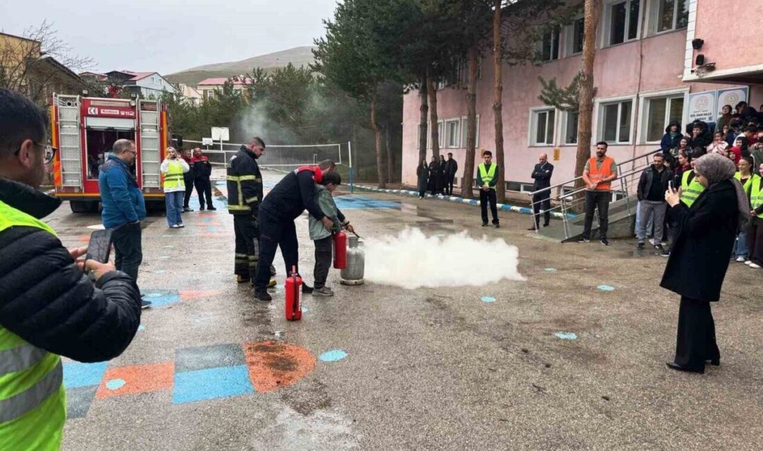 Bayburt’ta itfaiye ekipleri, yangın güvenliği konusunda bilinçlendirme eğitimlerine devam ediyor.