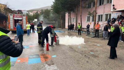 Bayburt’ta itfaiye ekipleri, yangın güvenliği konusunda bilinçlendirme eğitimlerine devam ediyor.