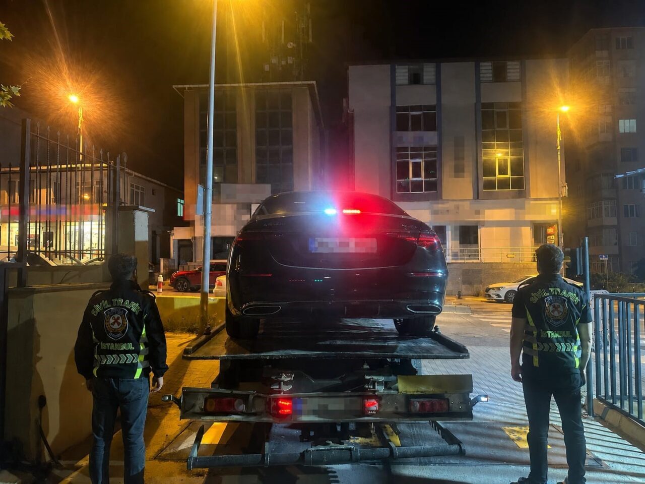Çeşitli sosyal medya platformlarında paylaşılan ve izinsiz olan çakarlı araca