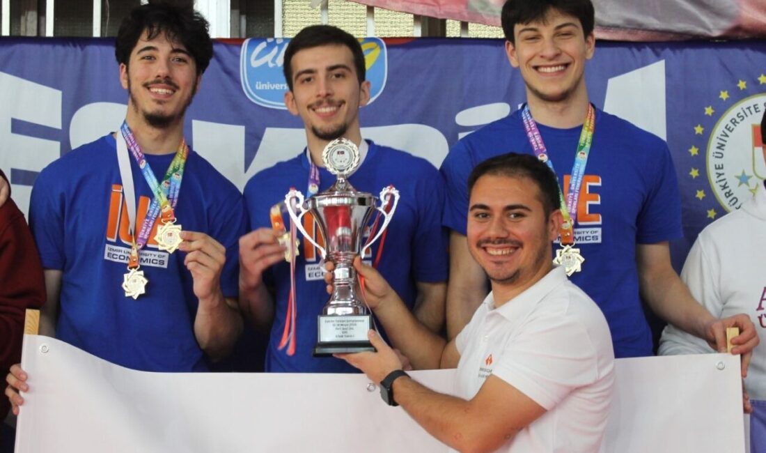 İzmir Ekonomi Üniversitesi (İEÜ) Erkek Eskrim Takımı, bu yıl Ankara’da