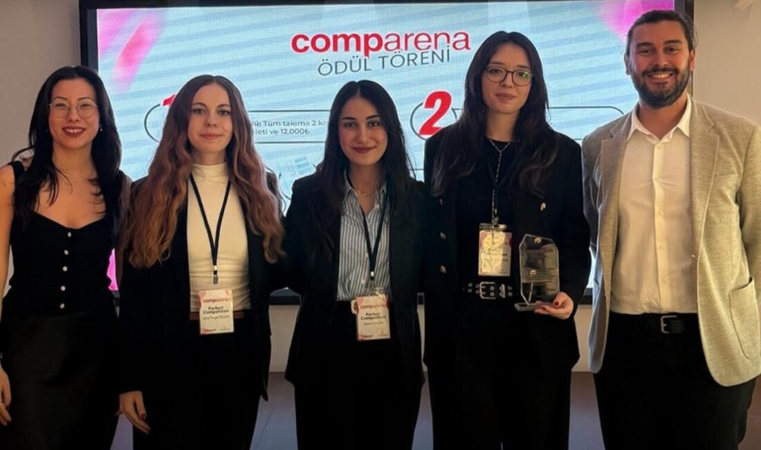 İzmir Ekonomi Üniversitesi (İEÜ) Hukuk Fakültesi öğrencileri Berin Ceylin Çorak,
