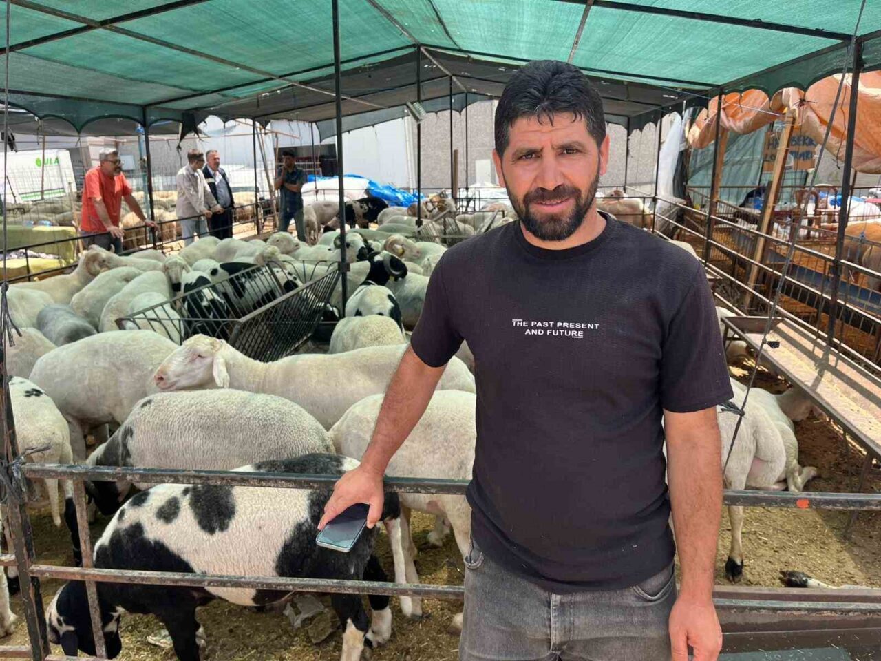 İzmir’de Kurban Bayramı’na sayılı günler kala hayvan pazarlarında hareketlilik sürerken,