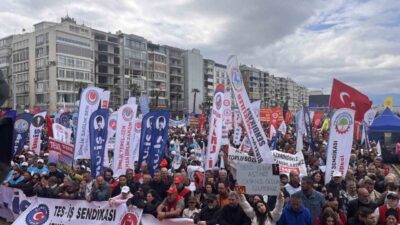 İzmir’de 1 Mayıs Emek ve Dayanışma Günü, Gündoğdu Meydanı’nda işçiler,