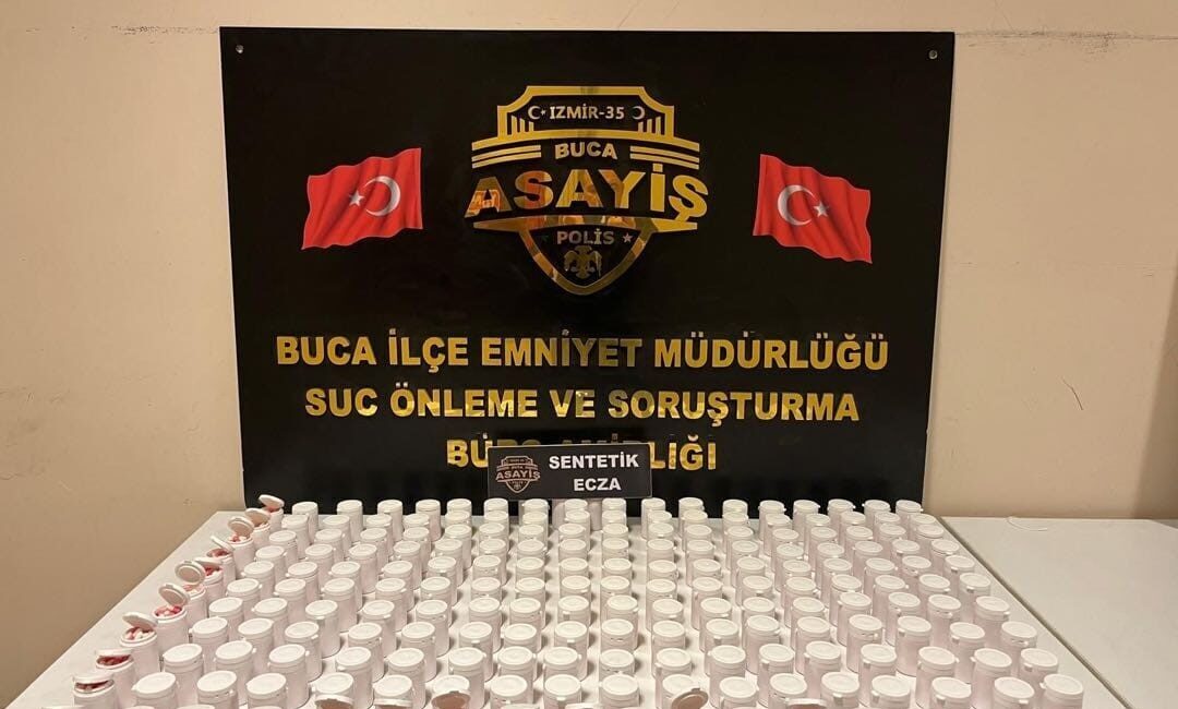 İzmir’in Buca ilçesinde polis ekipleri tarafından düzenlenen uyuşturucu operasyonunda 10
