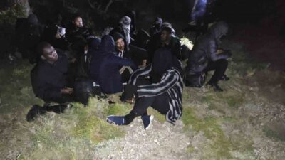 İzmir’in Çeşme ilçesinde gerçekleştirilen operasyonda, 3’ü çocuk 29 düzensiz göçmen