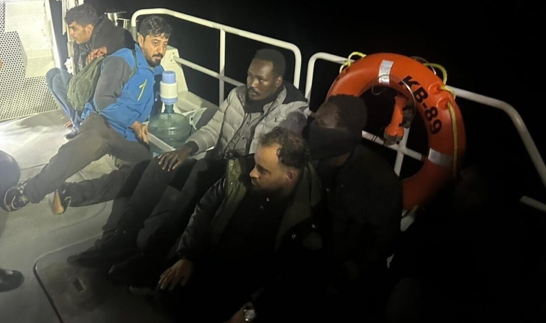 İzmir’in Menderes ve Dikili ilçeleri açıklarında gerçekleştirilen iki ayrı operasyonda