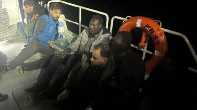 İzmir’in Menderes ve Dikili ilçeleri açıklarında gerçekleştirilen iki ayrı operasyonda