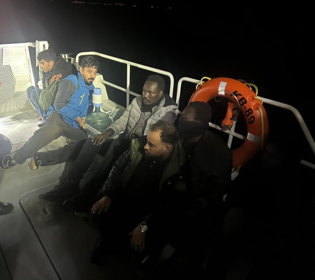İzmir’in Menderes ve Dikili ilçeleri açıklarında gerçekleştirilen iki ayrı operasyonda
