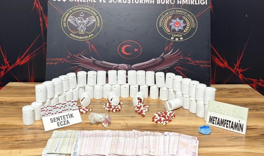 İzmir’in Karabağlar ilçesinde polis ekipleri tarafından düzenlenen uyuşturucu operasyonunda aracında