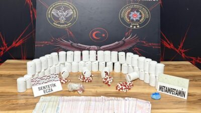 İzmir’in Karabağlar ilçesinde polis ekipleri tarafından düzenlenen uyuşturucu operasyonunda aracında