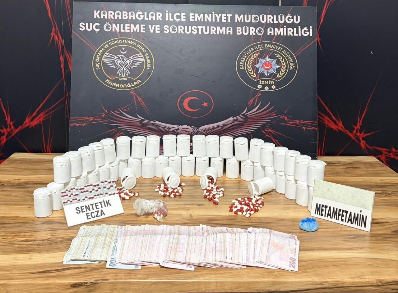 İzmir’in Karabağlar ilçesinde polis ekipleri tarafından düzenlenen uyuşturucu operasyonunda aracında