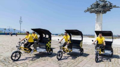İzmir Büyükşehir Belediyesi, sürdürülebilir ulaşımı genç istihdamıyla buluşturarak Bisicab araçlarıyla