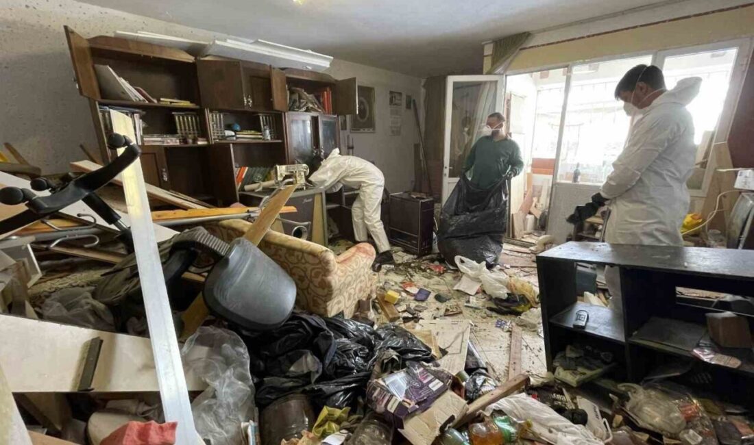 İzmir’in Konak ilçesinde bir apartman dairesinden tam 10 ton atık