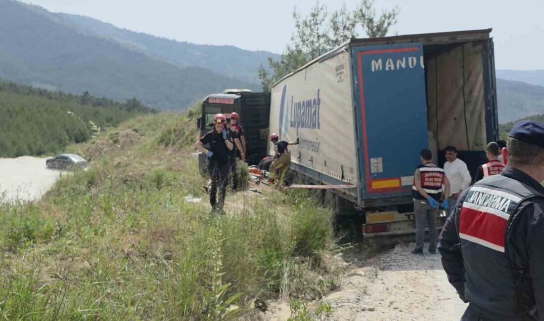 İzmir’in Tire ilçesinde kontrolden çıkarak devrilen tırın altında kalan sürücü,