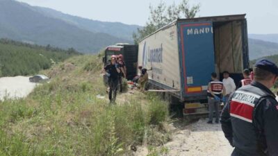 İzmir’in Tire ilçesinde kontrolden çıkarak devrilen tırın altında kalan sürücü,