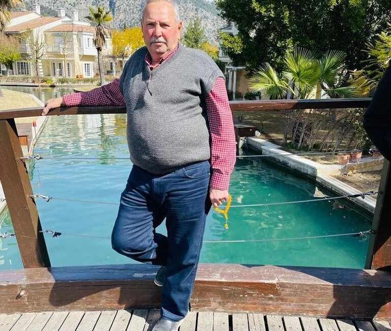 İzmir’in Menemen ilçesinde kontrolden çıkarak devrilen tırın sürücüsü ile yanındaki
