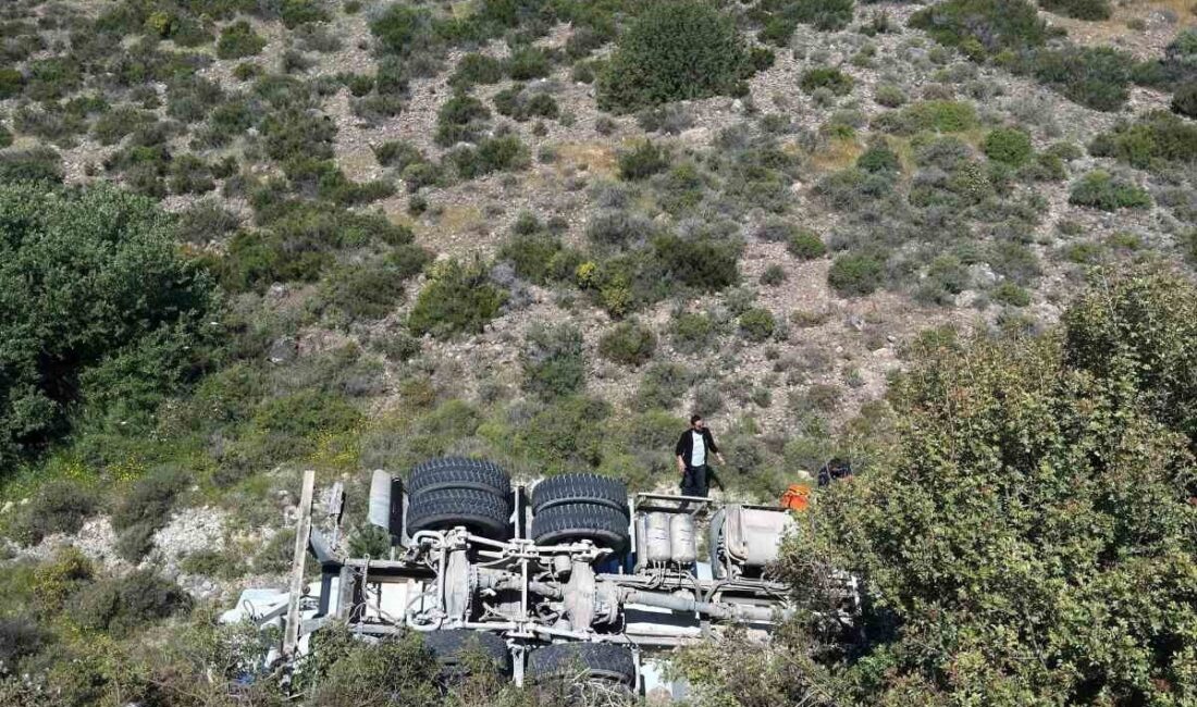 İzmir’in Çeşme ilçesinde virajı alamayarak yoldan çıkan beton mikserinin şarampole